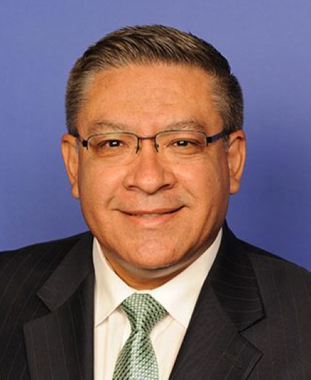 Salud O. Carbajal 标准像