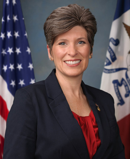 Joni Ernst 标准像